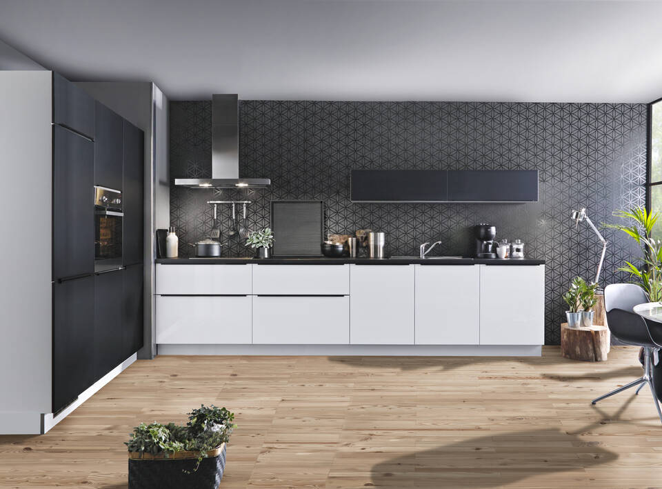 Zweizeilige Küche "EXK40-1-1" mit Geräten: Echtlack Weiß Hochglanz - Lacklaminat Schwarz - Schwarz Steinstruktur, 540cm / Bild 1