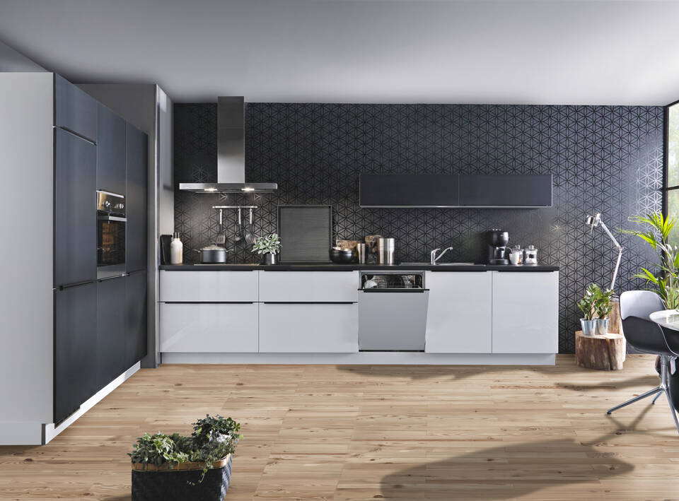 Zweizeilige Küche "EXK40-1-1" mit Geräten: Echtlack Weiß Hochglanz - Lacklaminat Schwarz - Schwarz Steinstruktur, 540cm / Bild 2