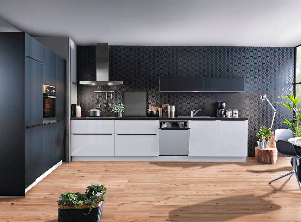 Zweizeilige Küche "EXK50-1-1" mit Geräten: Echtlack Weiß Hochglanz - Lacklaminat Schwarz - Schwarz Steinstruktur, 544cm / Bild 2