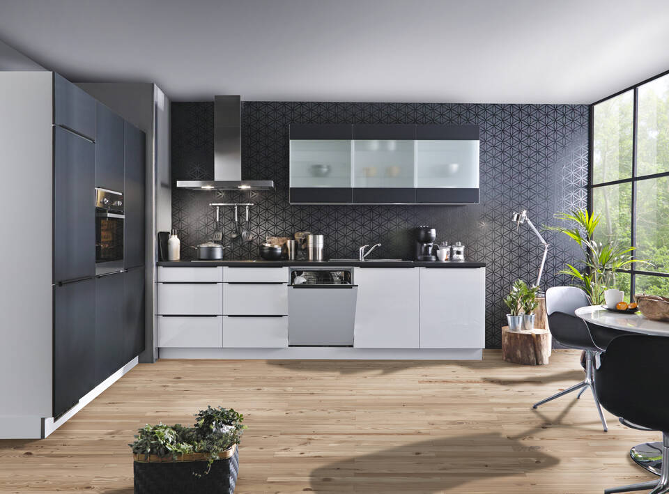 Zweizeilige Küche "EXK60-1-1" mit Geräten: Echtlack Weiß Hochglanz - Lacklaminat Schwarz - Schwarz Steinstruktur, 480cm