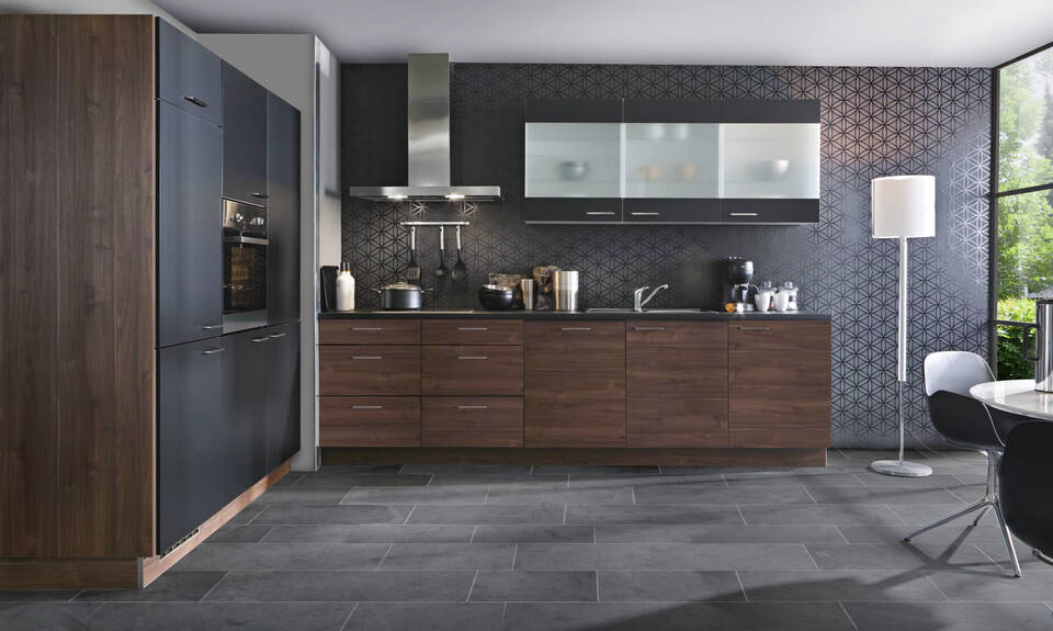 Zweizeilige Küche "EXK70-2-1" mit Geräten: Nussbaum - Lacklaminat Schwarz - Schwarz Steinstruktur, 480cm / Bild 1