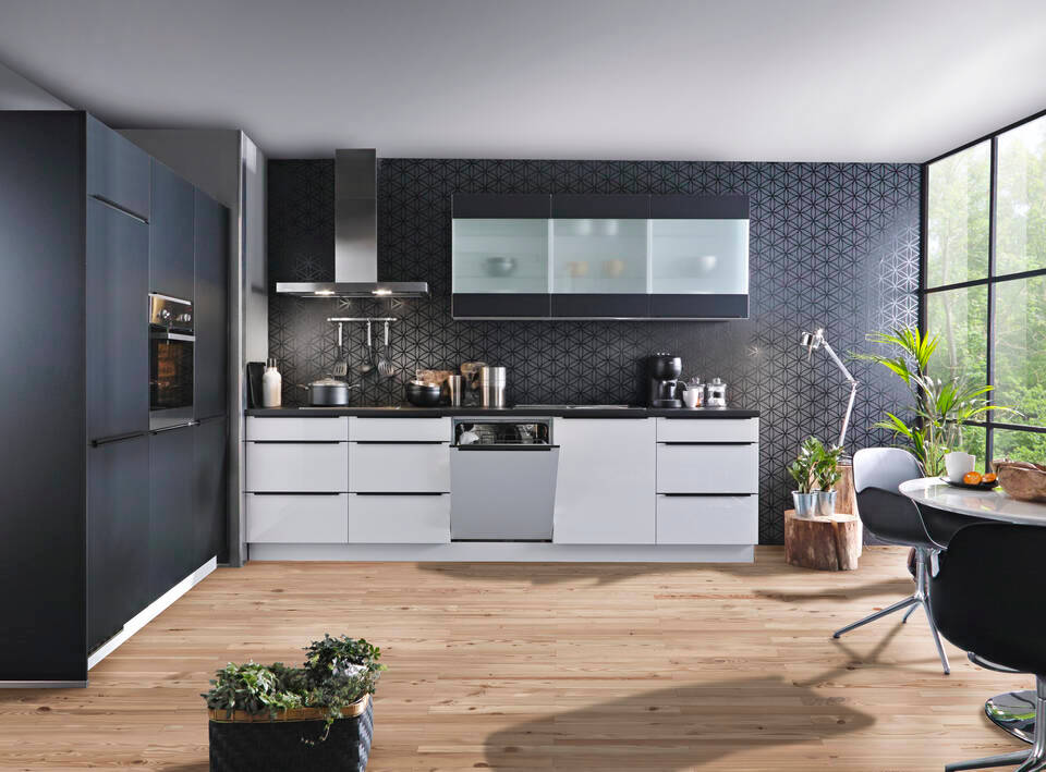 Zweizeilige Küche "EXK790-1-1" mit Geräten: Echtlack Weiß Hochglanz - Lacklaminat Schwarz - Schwarz Steinstruktur, 484cm / Bild 2