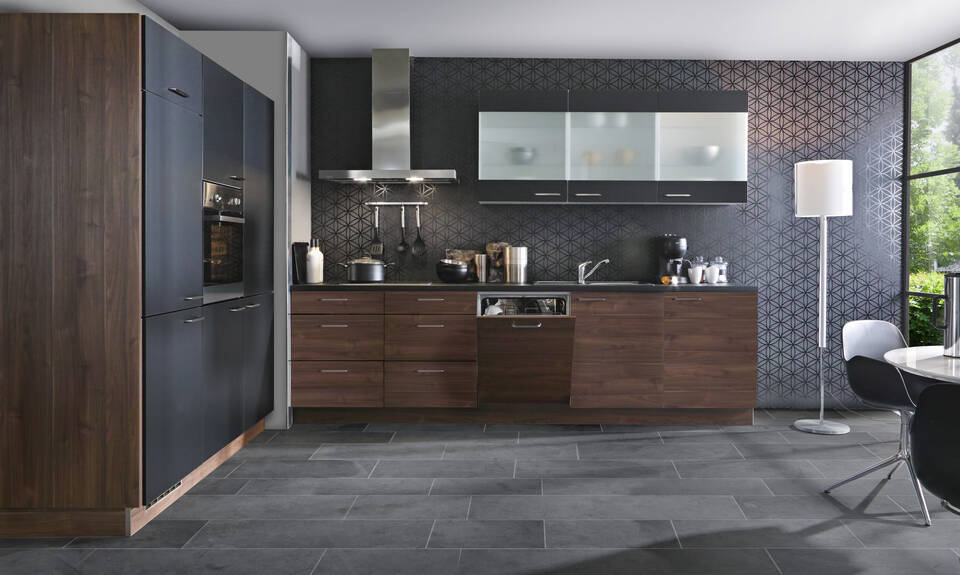 Zweizeilige Küche "EXK70-2-0" ohne Geräte: Nussbaum - Lacklaminat Schwarz - Schwarz Steinstruktur, 480cm / Bild 2