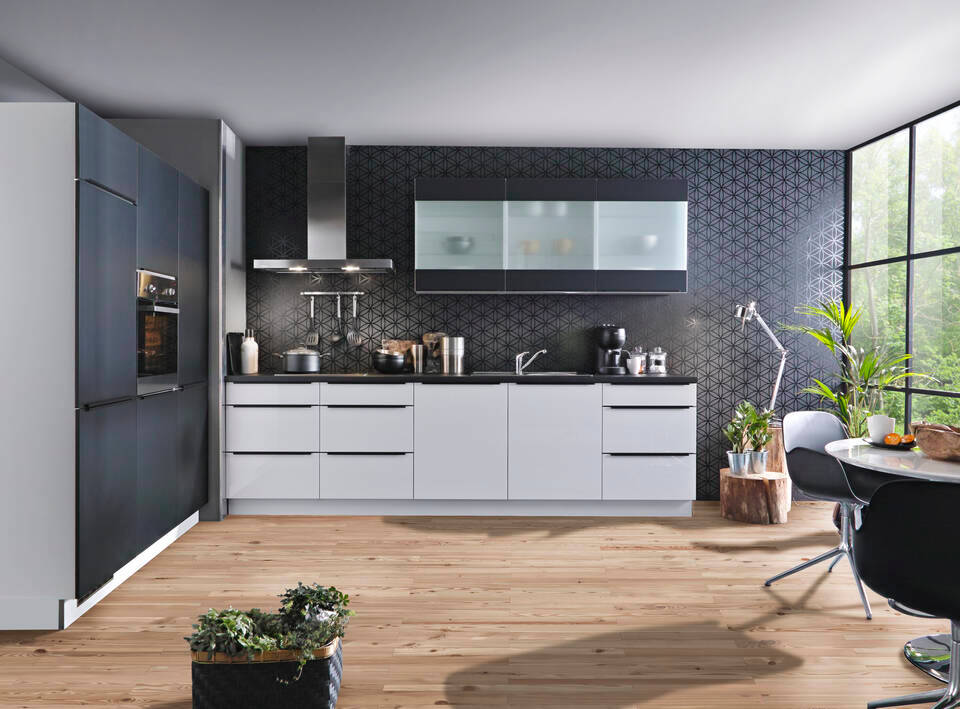 Zweizeilige Küche "EXK780-1-0" ohne Geräte: Echtlack Weiß Hochglanz - Lacklaminat Schwarz - Schwarz Steinstruktur, 480cm / Bild 1